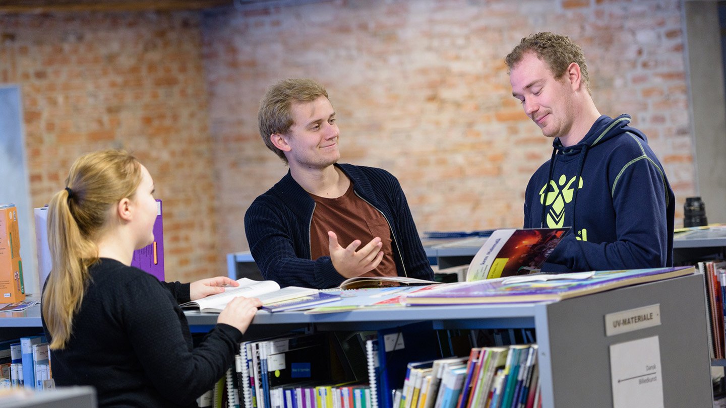 Lærer_udenfor skolen.jpg